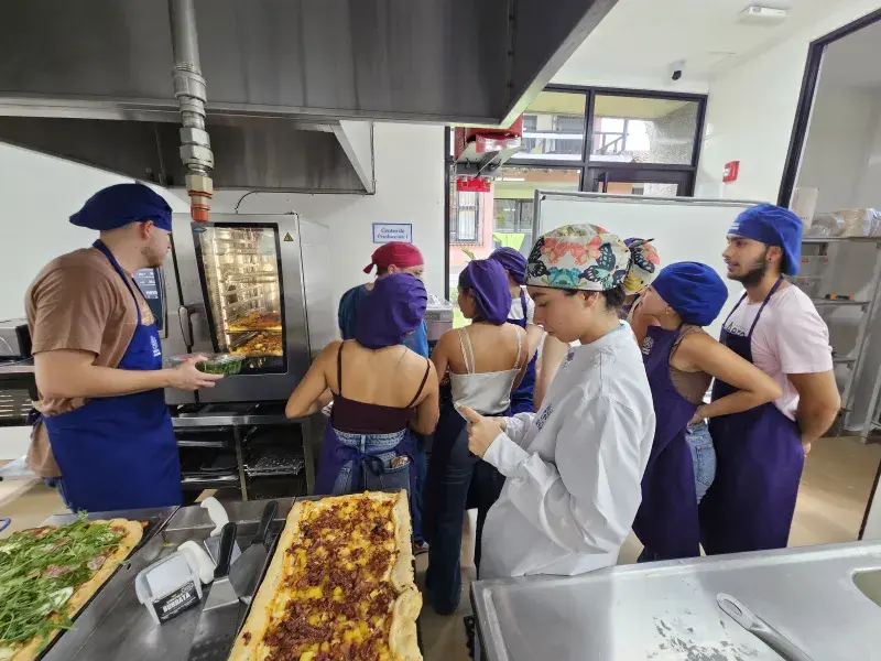 Grupo estudiantil Meraki cerró el semestre integrando a estudiantes de Mercadeo en una jornada de cocina colaborativa